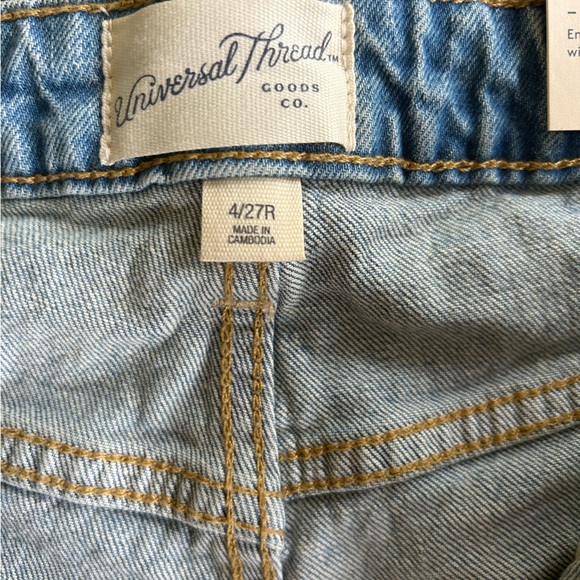 Universal thread Jean shorts - Picture 2 of 2